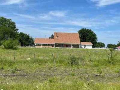 Home For Sale in Wolfe City, Texas