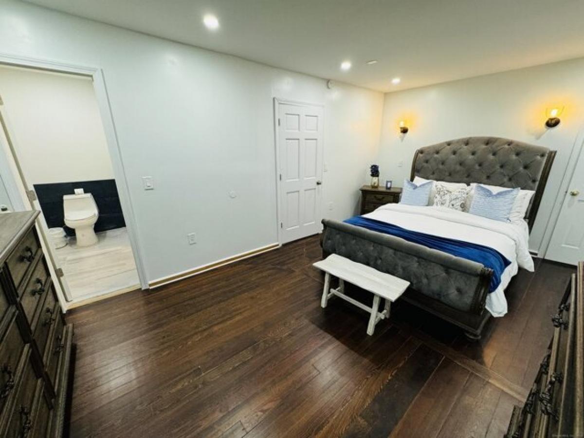 Picture of Home For Sale in Waterbury, Connecticut, United States