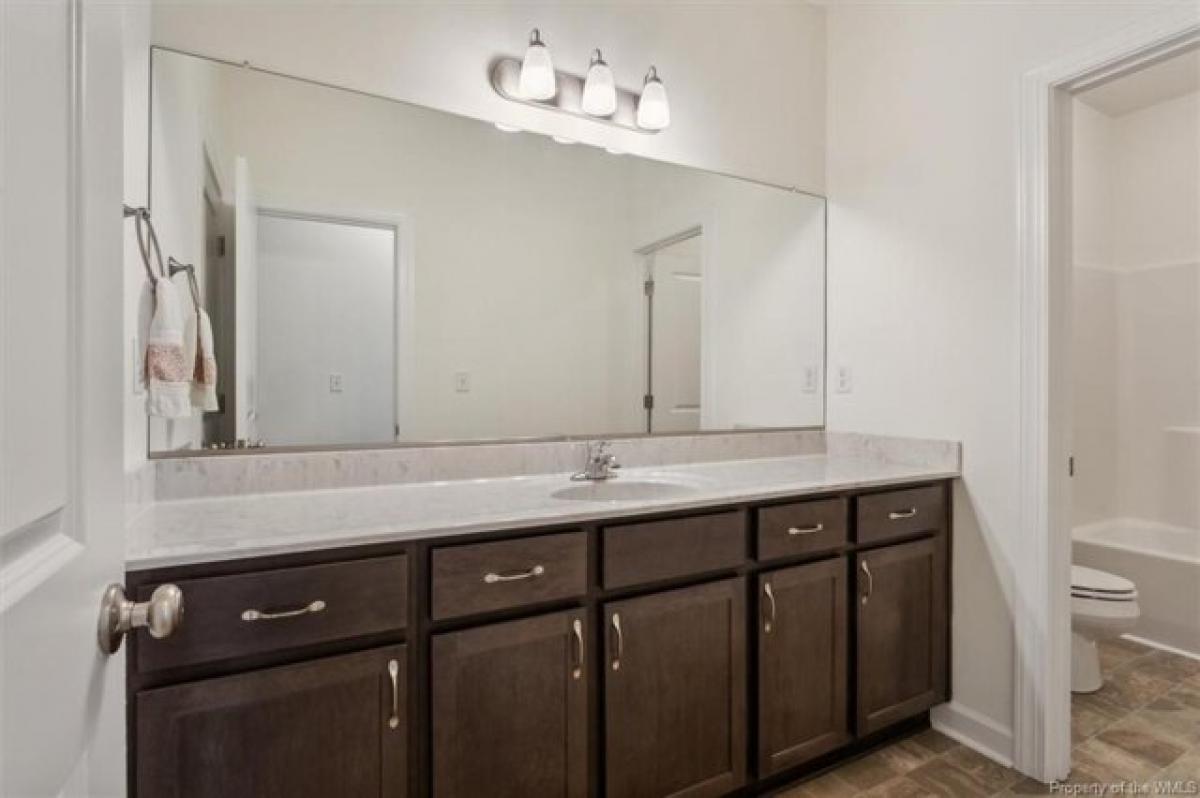 Picture of Home For Sale in Yorktown, Virginia, United States