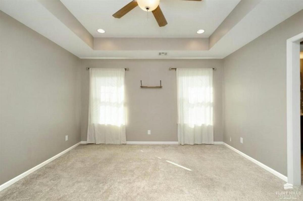 Picture of Home For Sale in Manhattan, Kansas, United States