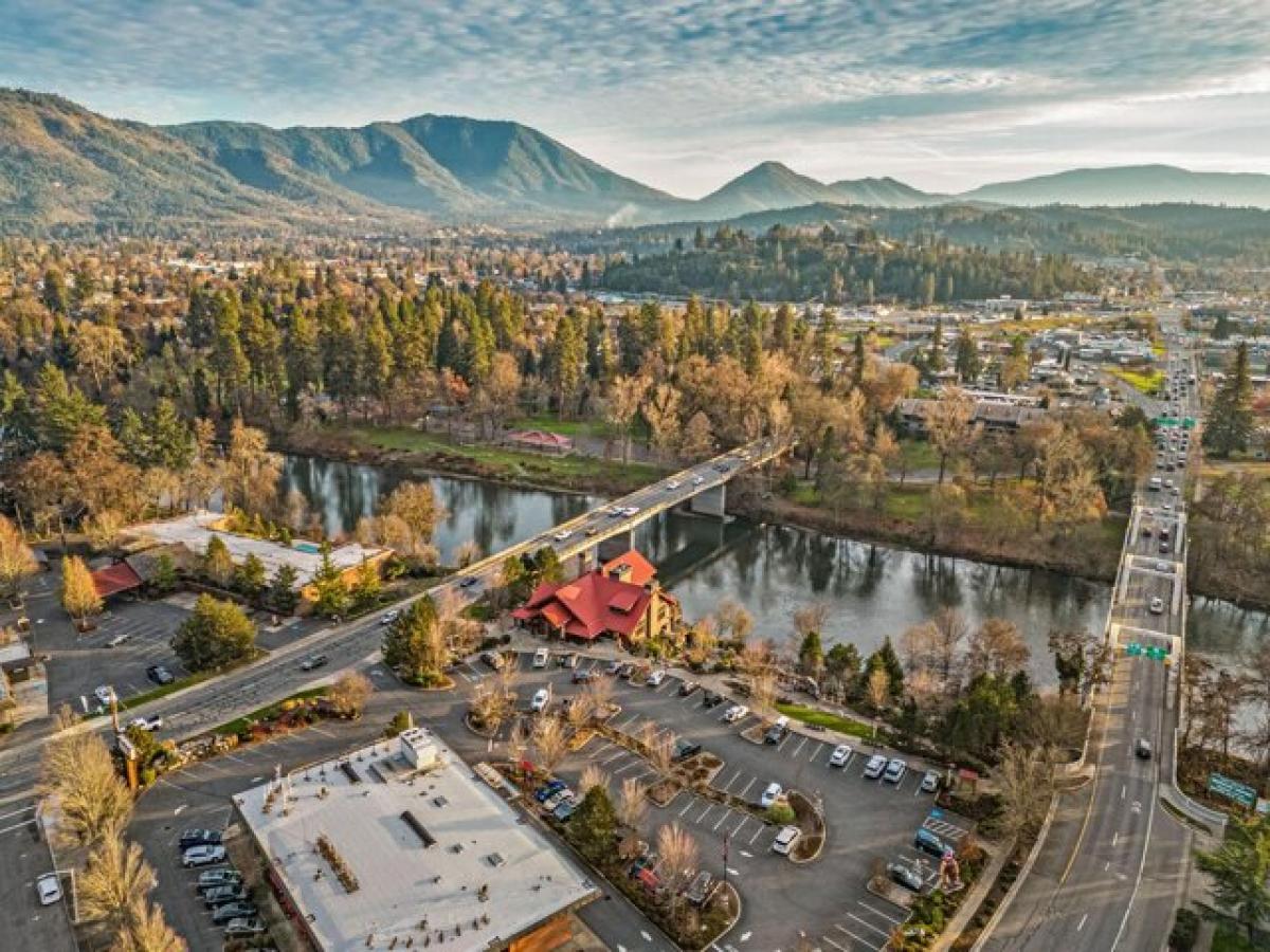 Picture of Home For Sale in Grants Pass, Oregon, United States