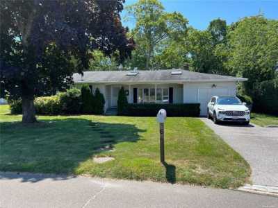 Home For Sale in Hampton Bays, New York