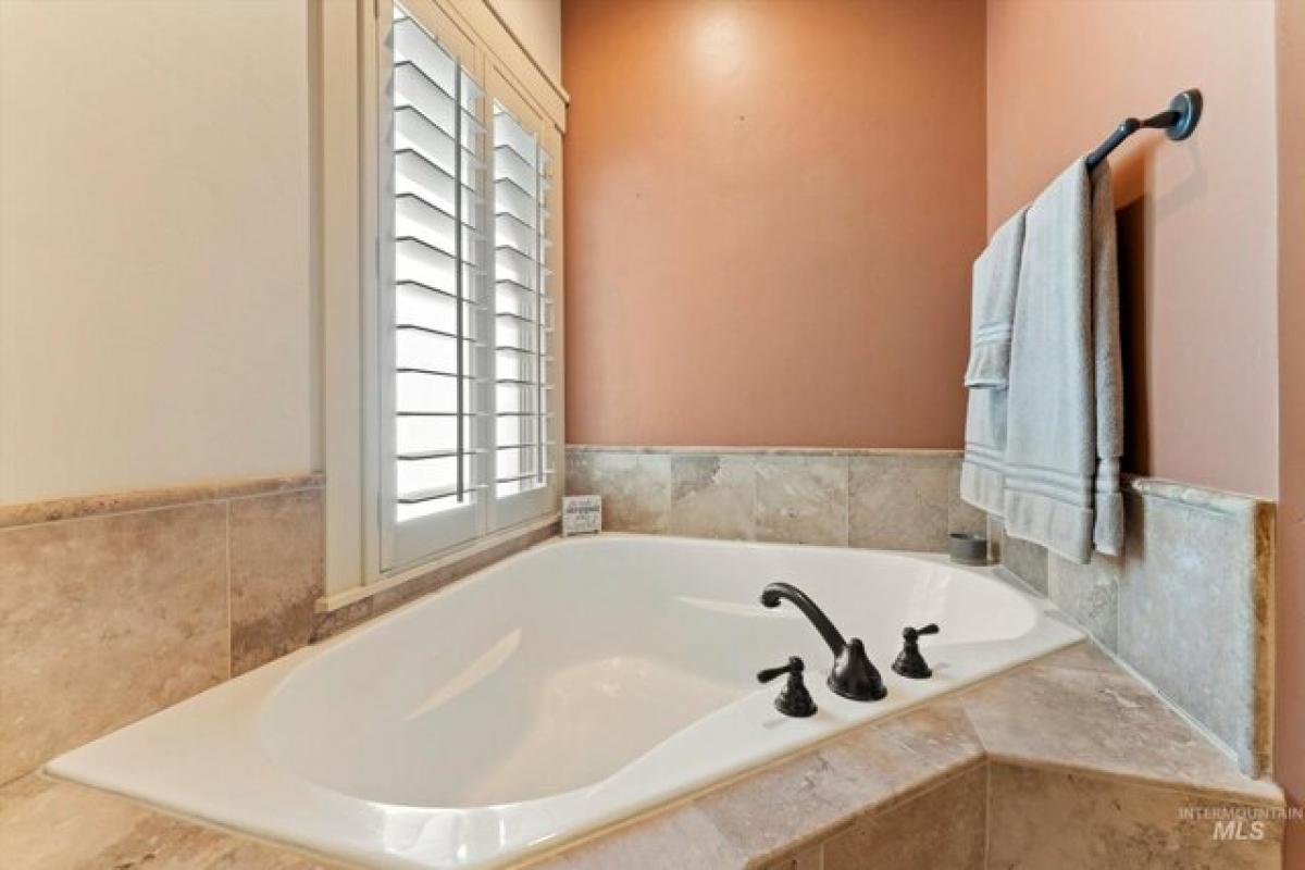 Picture of Home For Sale in Eagle, Idaho, United States