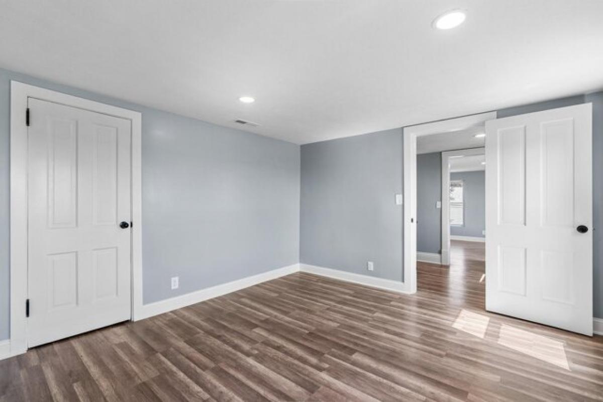 Picture of Home For Sale in Council Bluffs, Iowa, United States