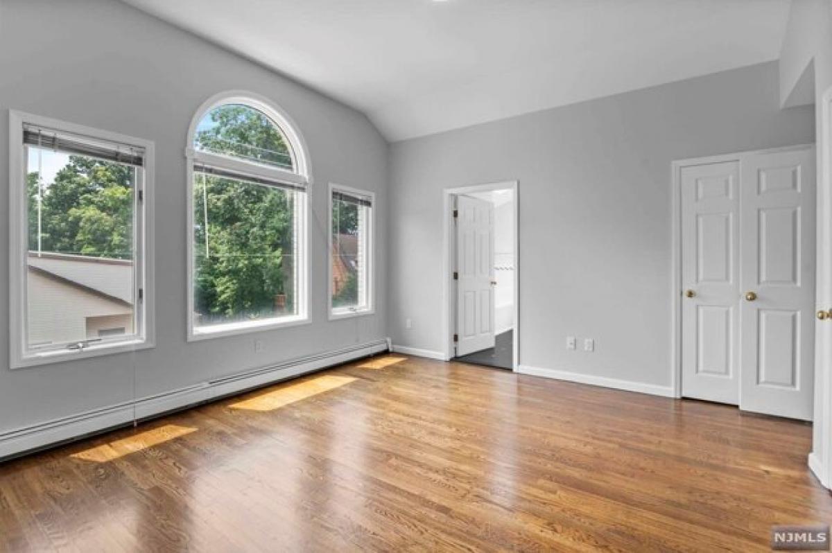 Picture of Home For Sale in Fort Lee, New Jersey, United States