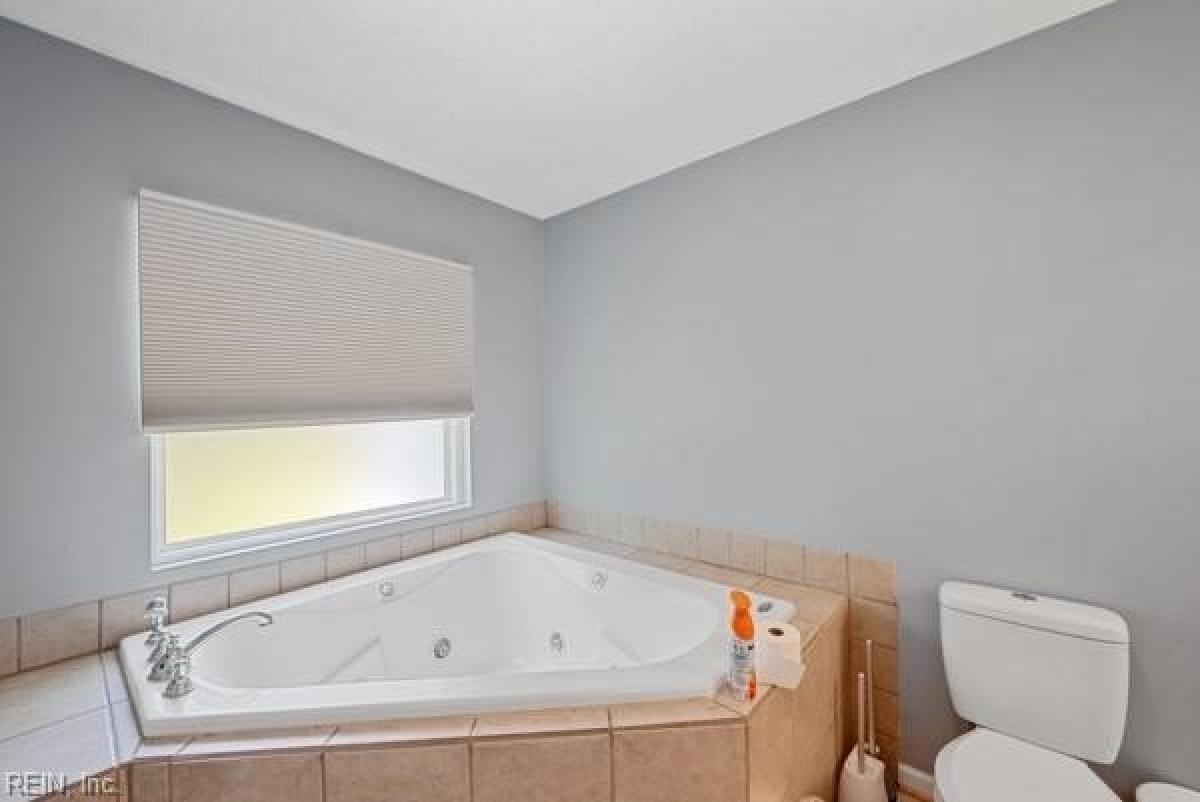 Picture of Home For Sale in Newport News, Virginia, United States