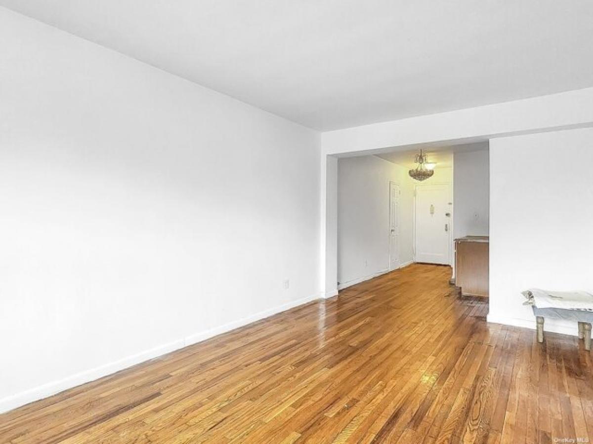 Picture of Home For Sale in Flushing, New York, United States