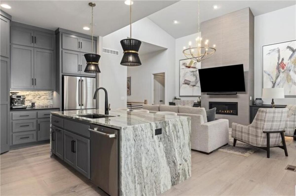 Picture of Home For Sale in Lenexa, Kansas, United States