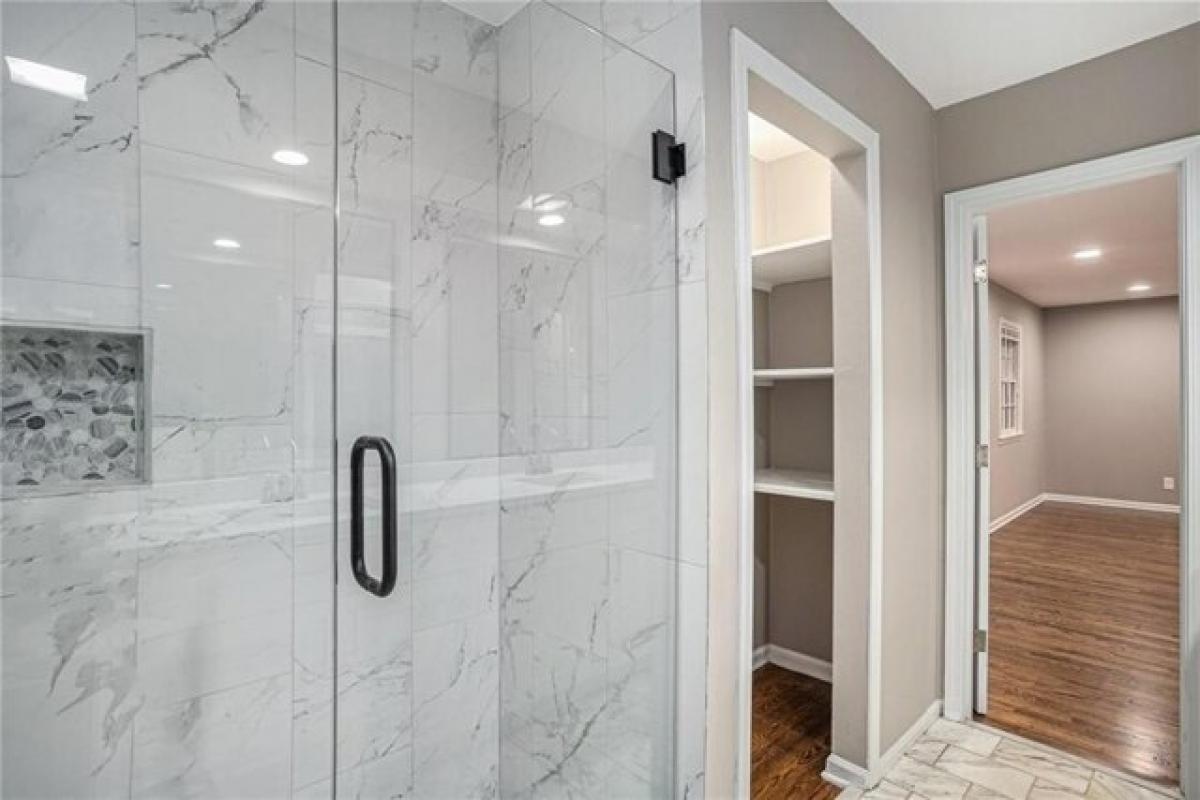 Picture of Home For Sale in Overland Park, Kansas, United States