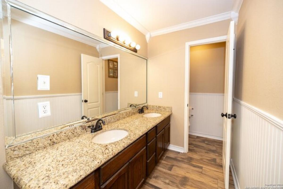 Picture of Home For Sale in Laredo, Texas, United States