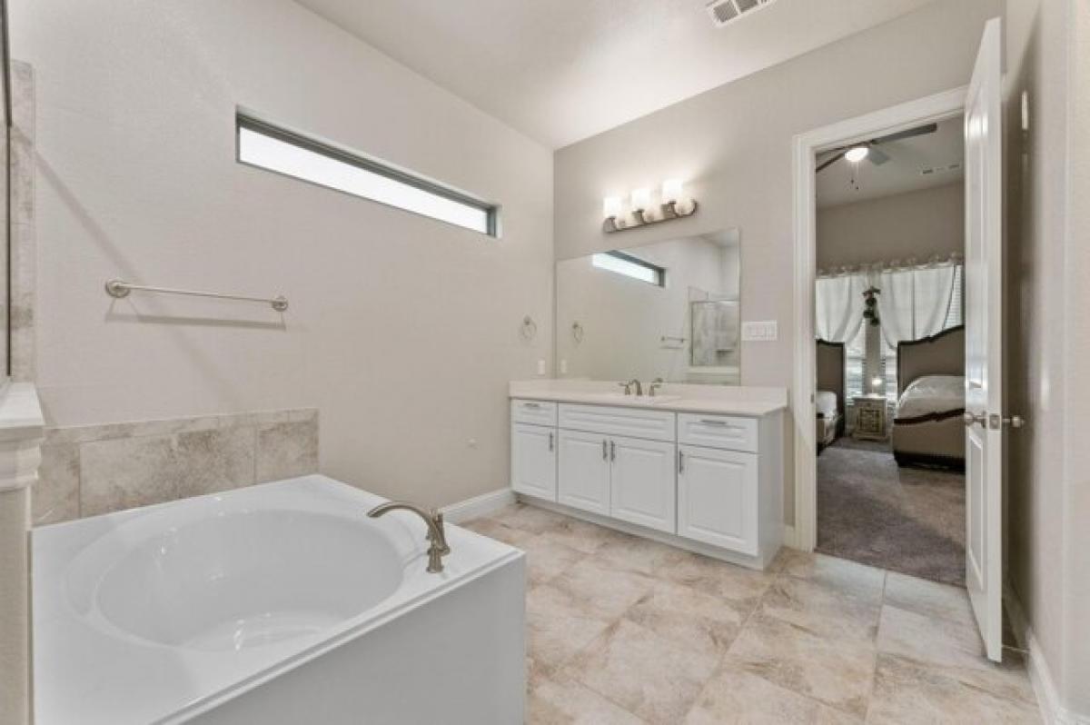 Picture of Home For Sale in Farmers Branch, Texas, United States