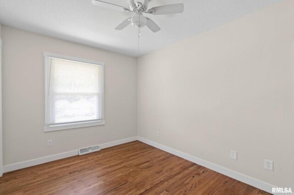 Picture of Home For Sale in Bettendorf, Iowa, United States