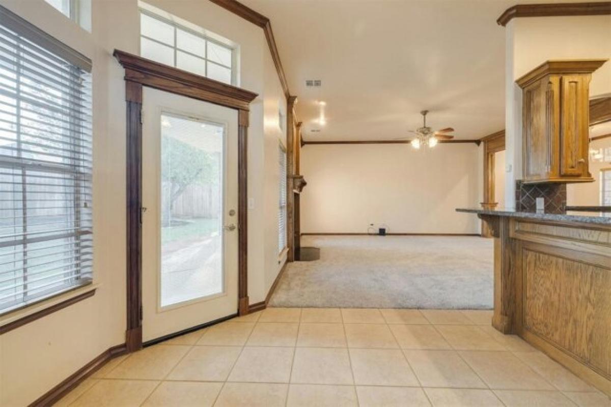 Picture of Home For Sale in Mustang, Oklahoma, United States