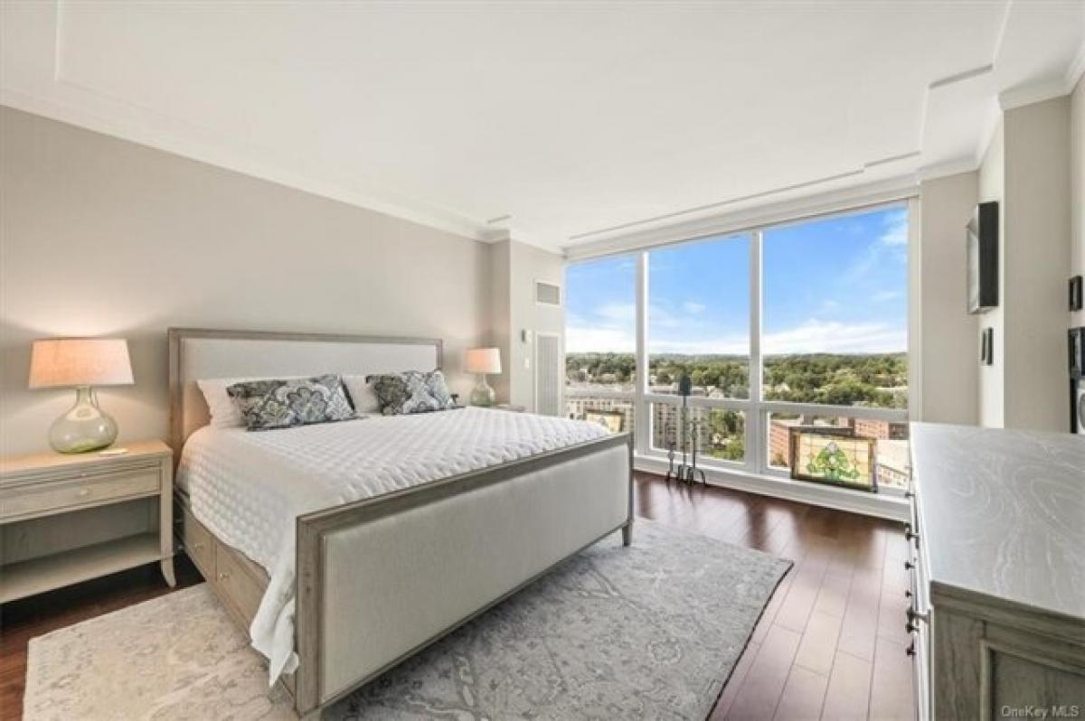 Picture of Home For Sale in White Plains, New York, United States