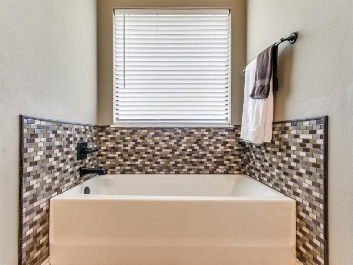 Picture of Home For Sale in Guthrie, Oklahoma, United States