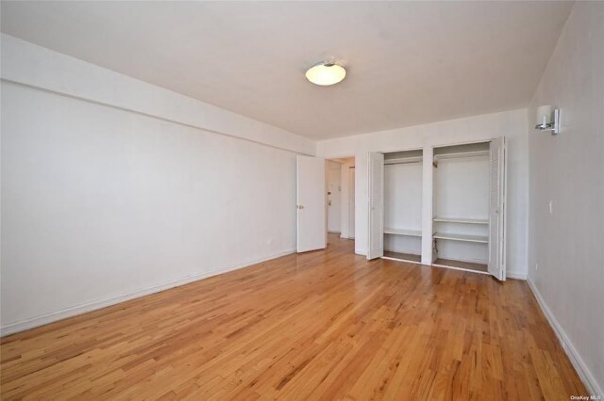 Picture of Home For Sale in Flushing, New York, United States