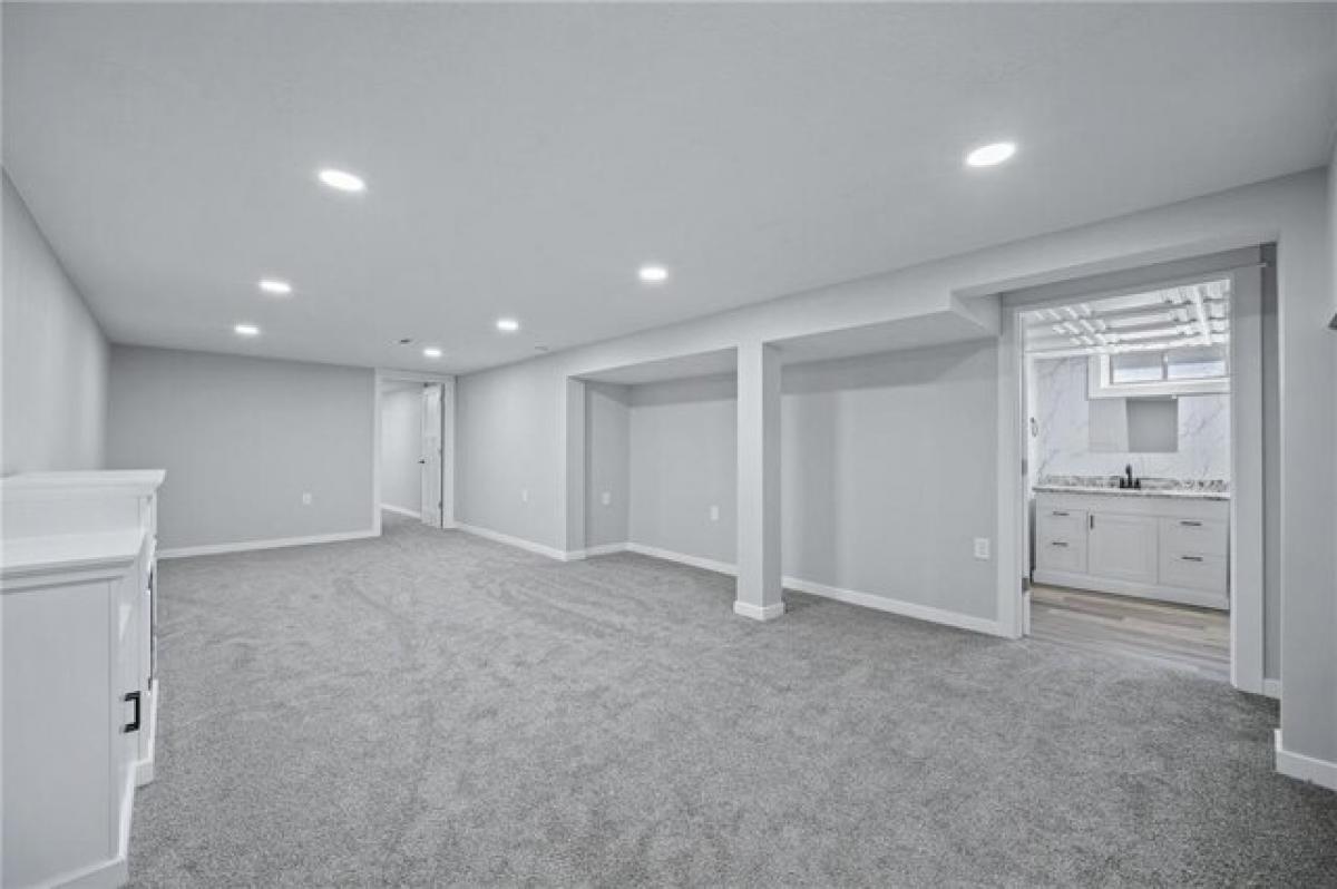 Picture of Home For Sale in Urbandale, Iowa, United States