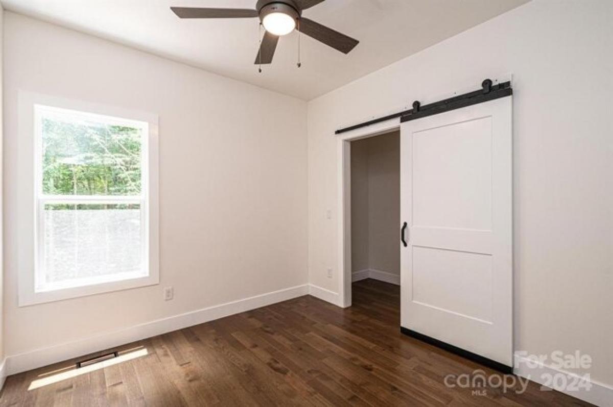 Picture of Home For Sale in Hickory, North Carolina, United States