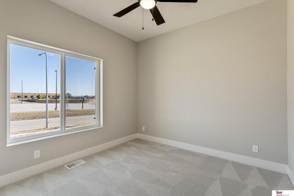 Picture of Home For Sale in Papillion, Nebraska, United States