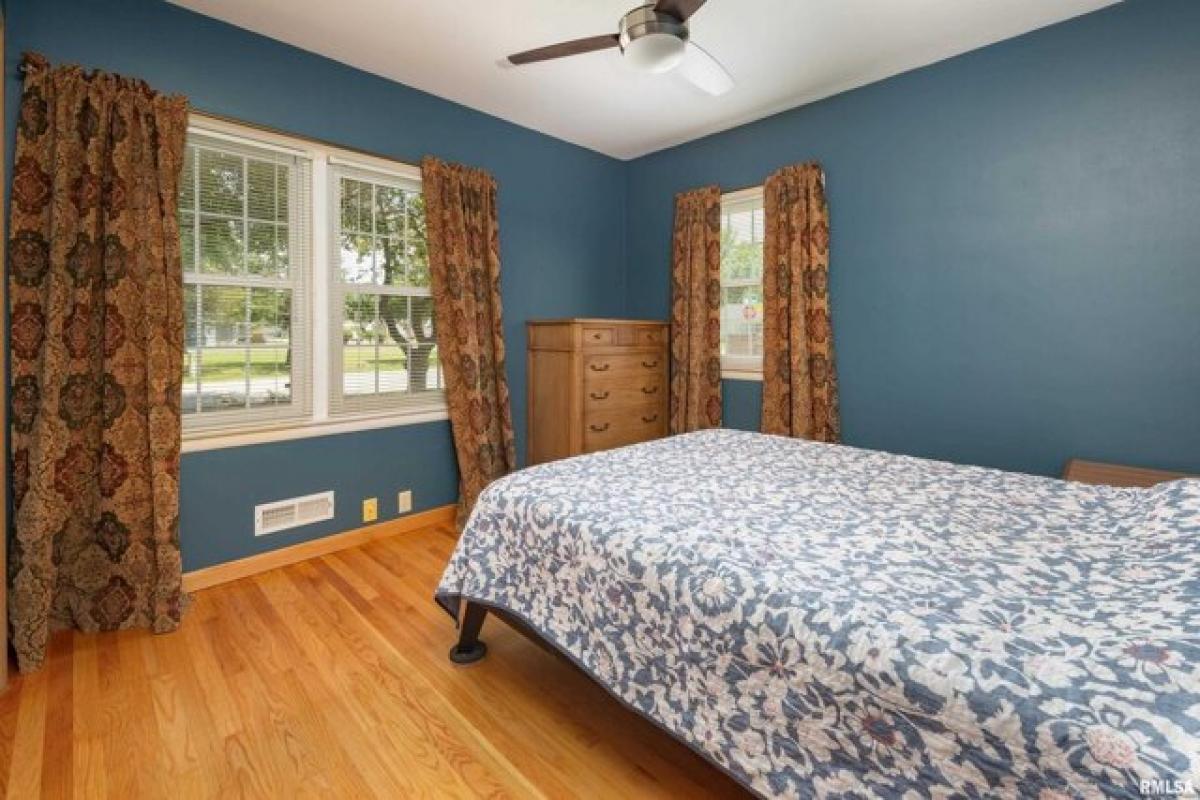 Picture of Home For Sale in Bettendorf, Iowa, United States