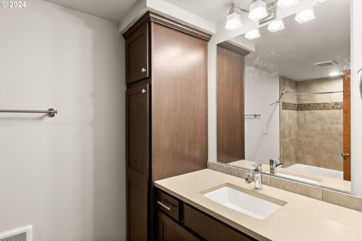 Picture of Home For Sale in Lake Oswego, Oregon, United States