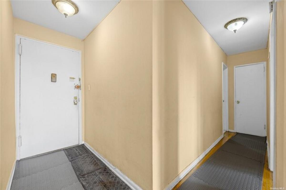 Picture of Home For Sale in Flushing, New York, United States