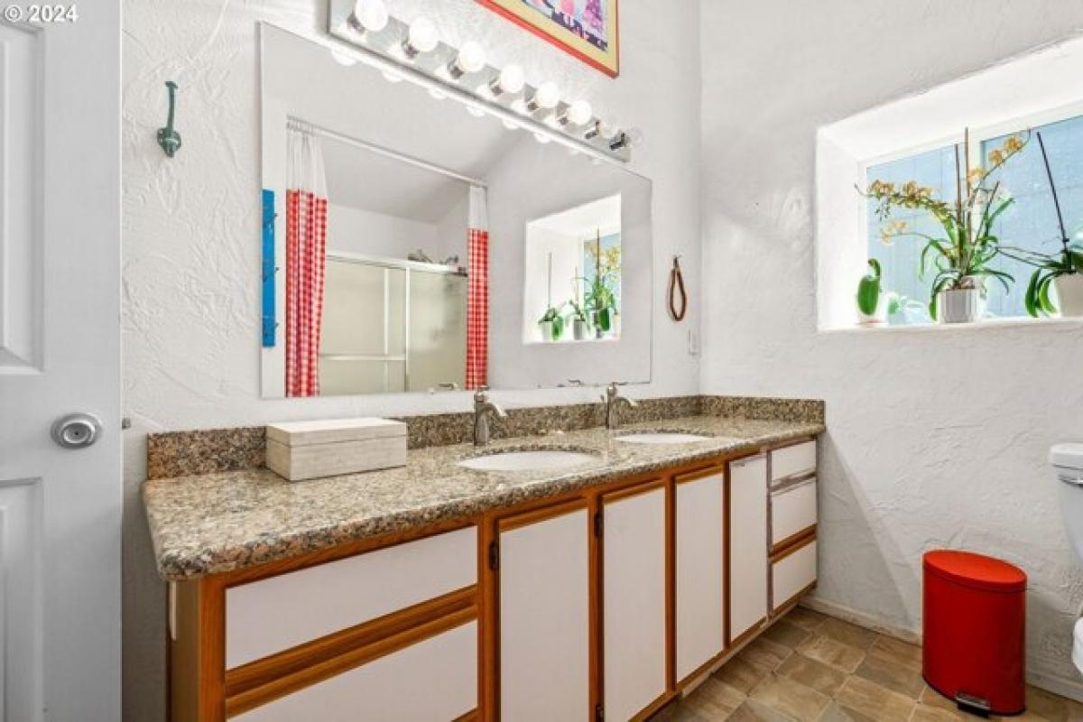 Picture of Home For Sale in Eugene, Oregon, United States