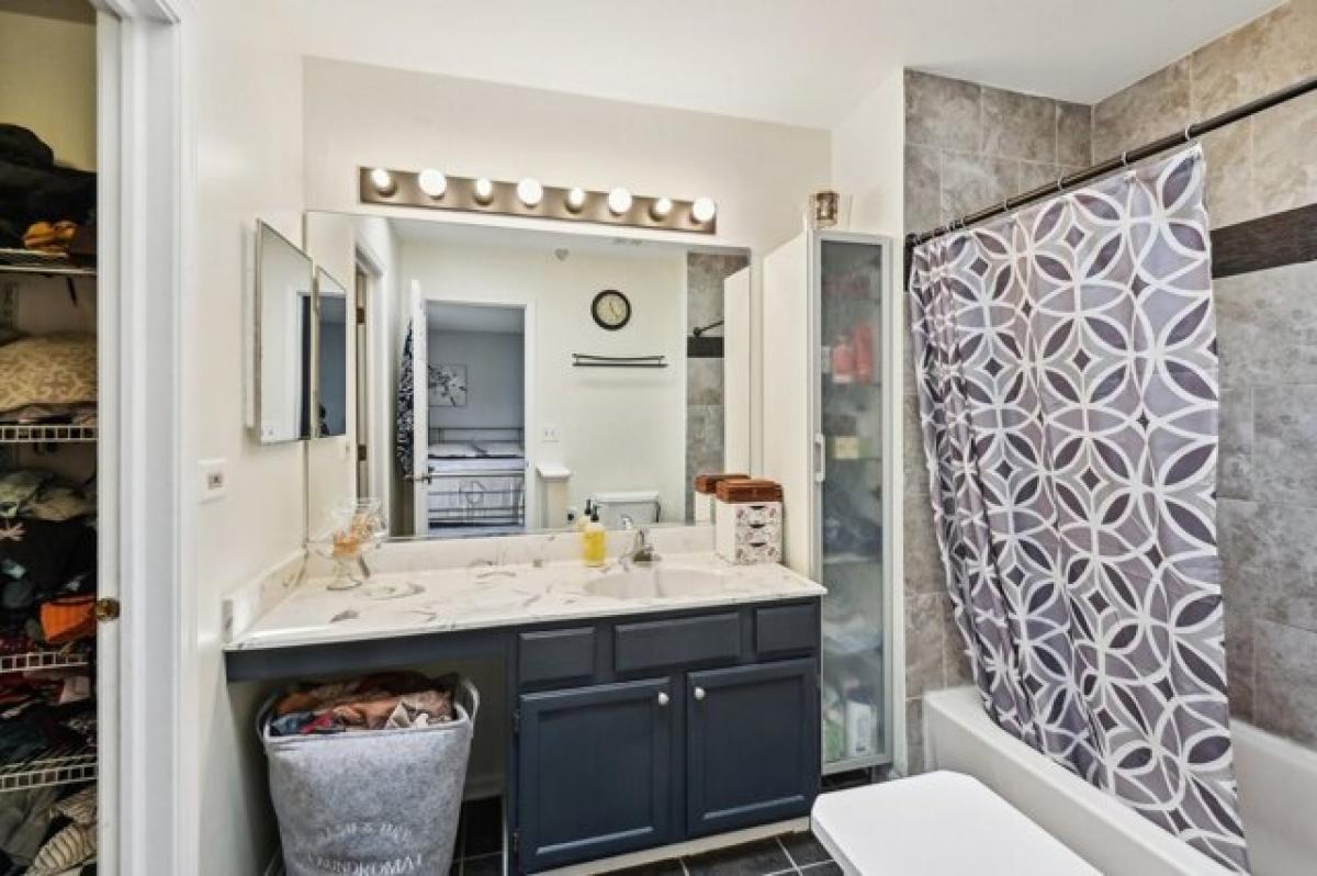 Picture of Home For Sale in Naperville, Illinois, United States