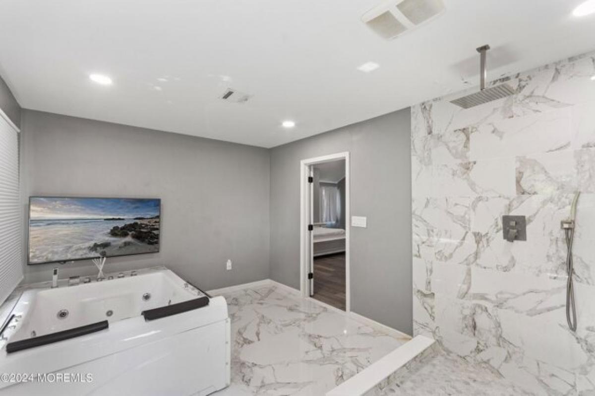 Picture of Home For Sale in Howell, New Jersey, United States