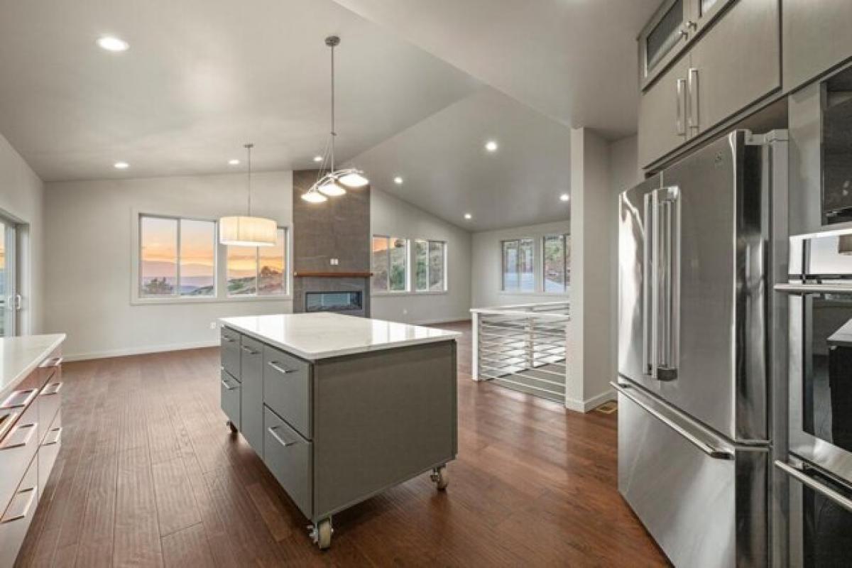 Picture of Home For Sale in Klamath Falls, Oregon, United States