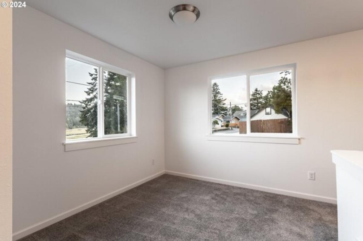 Picture of Home For Sale in Coos Bay, Oregon, United States