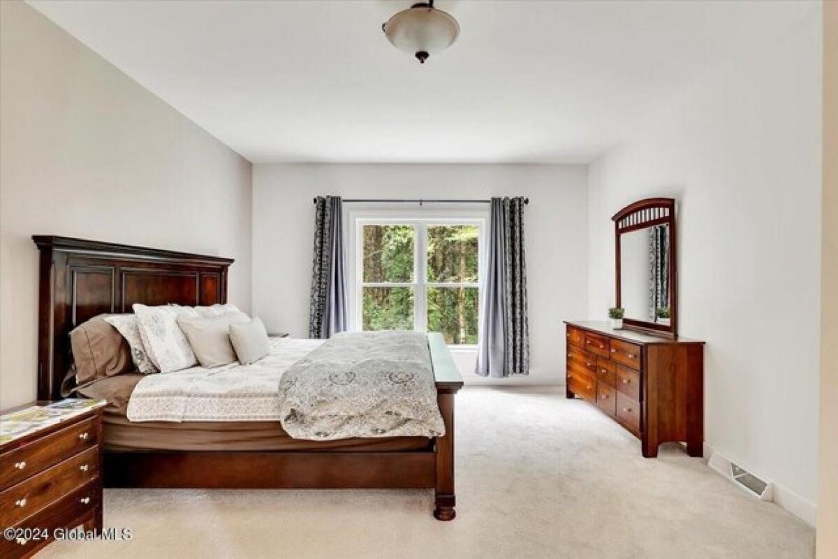 Picture of Home For Sale in Saratoga Springs, New York, United States