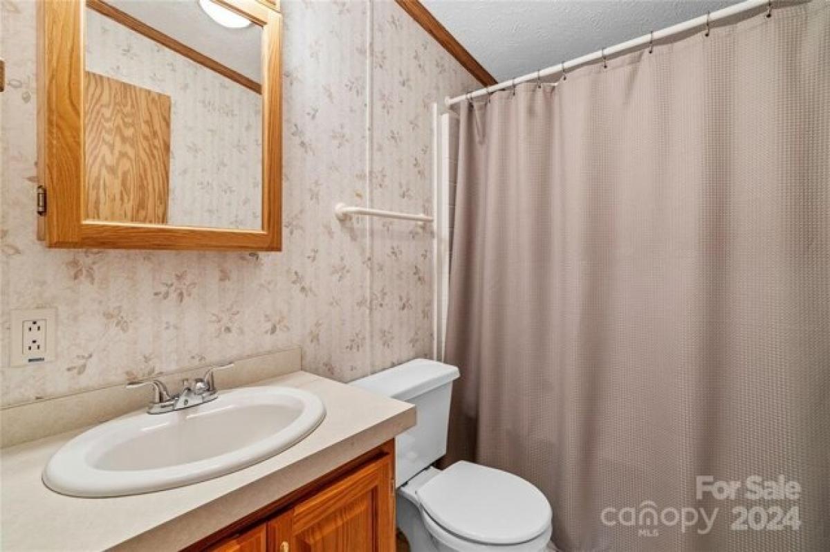 Picture of Home For Sale in Asheville, North Carolina, United States