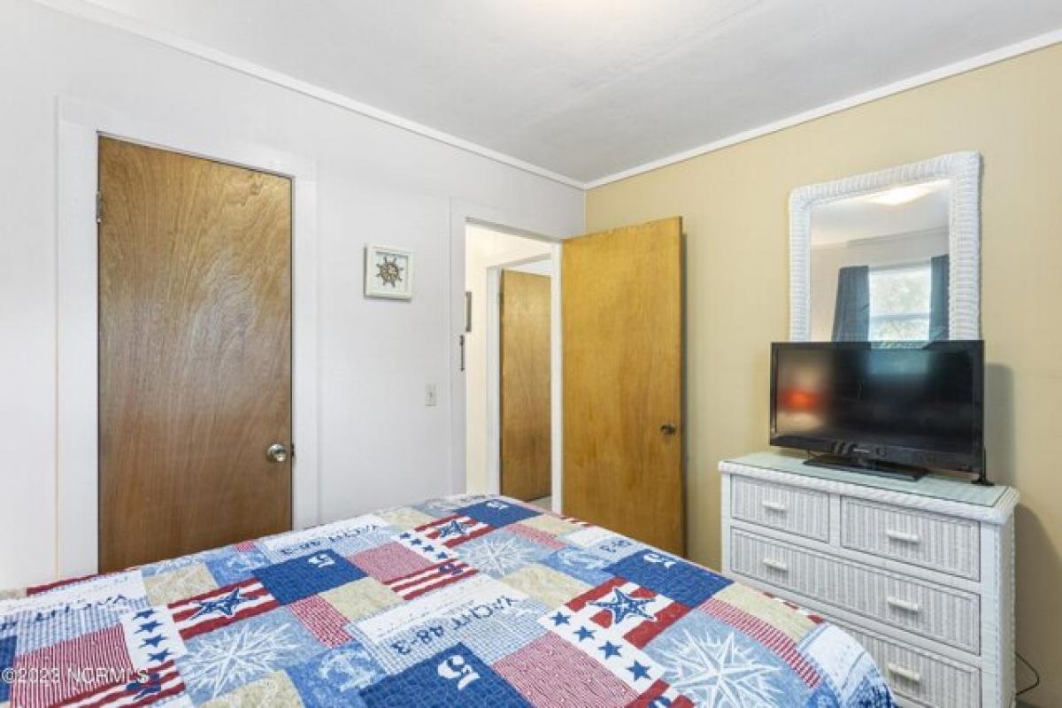 Picture of Home For Sale in Oak Island, North Carolina, United States