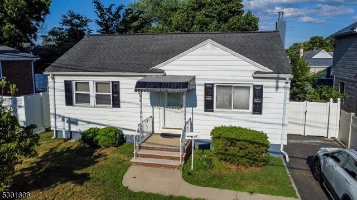 Picture of Home For Sale in Edison, New Jersey, United States