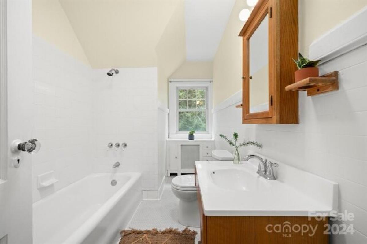 Picture of Home For Sale in Asheville, North Carolina, United States