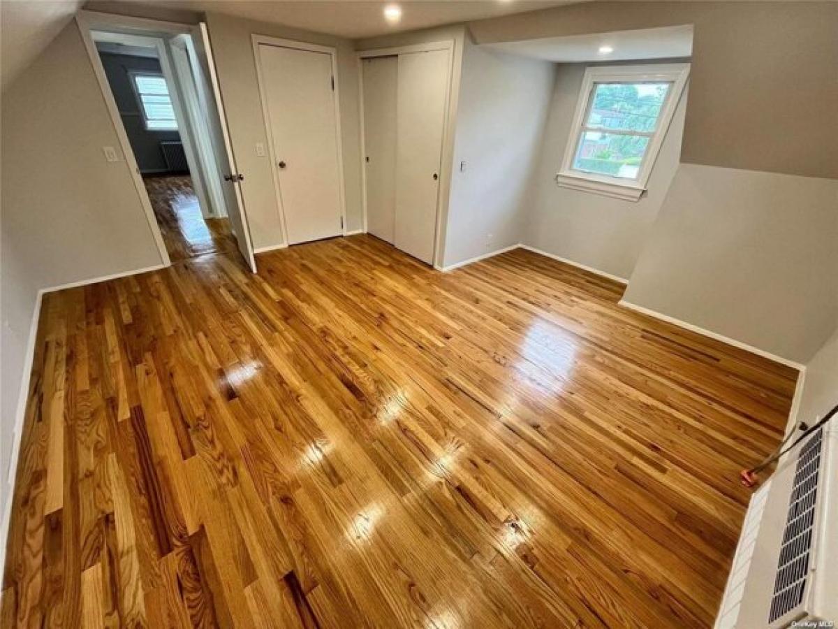 Picture of Home For Sale in Albertson, New York, United States