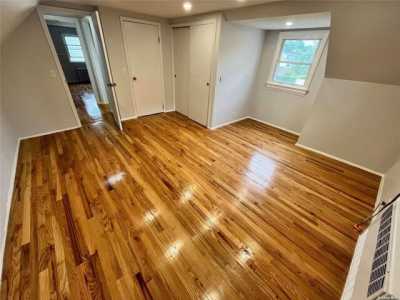 Home For Sale in Albertson, New York