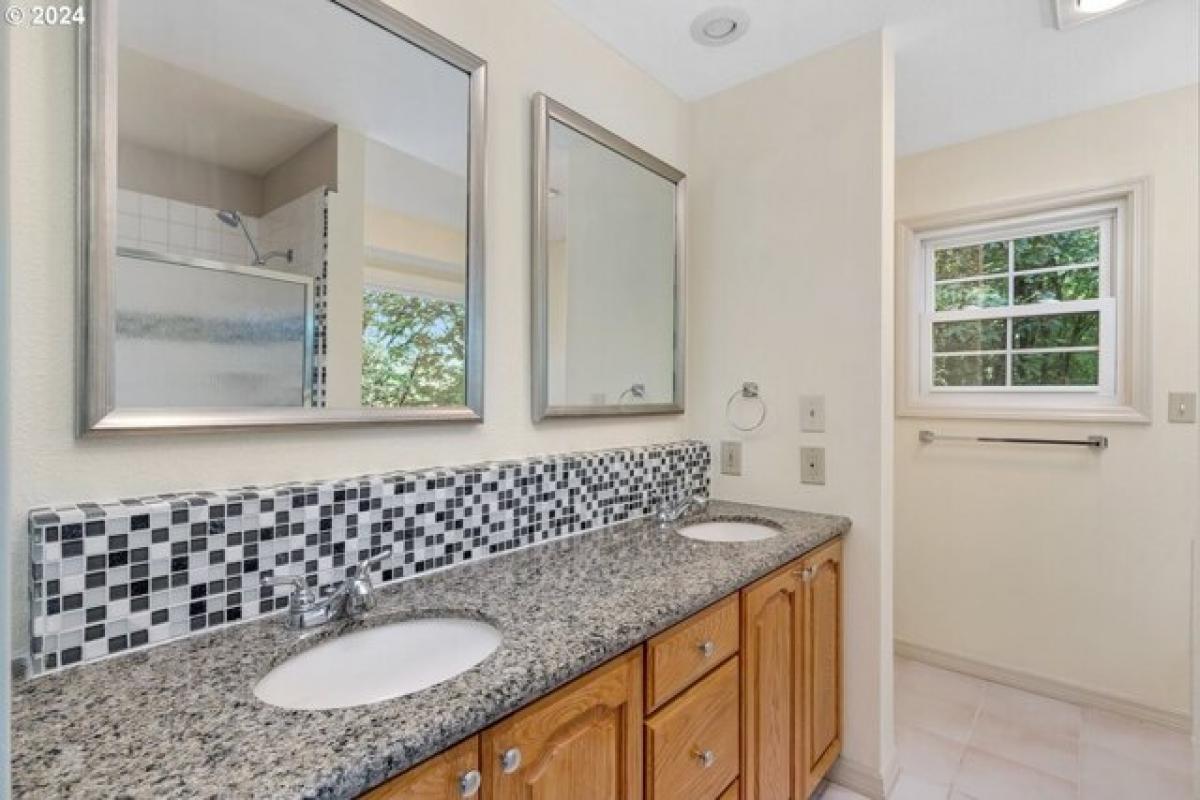 Picture of Home For Sale in Lake Oswego, Oregon, United States