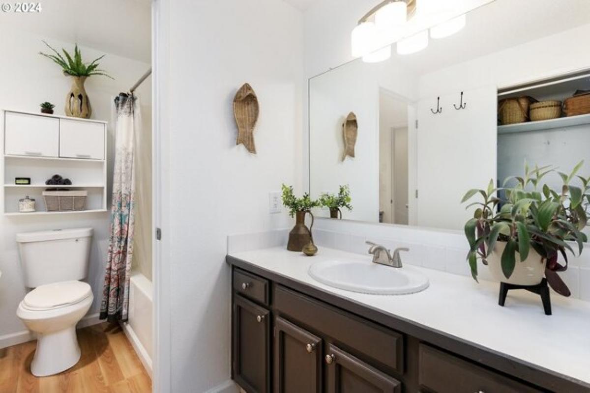 Picture of Home For Sale in Lake Oswego, Oregon, United States