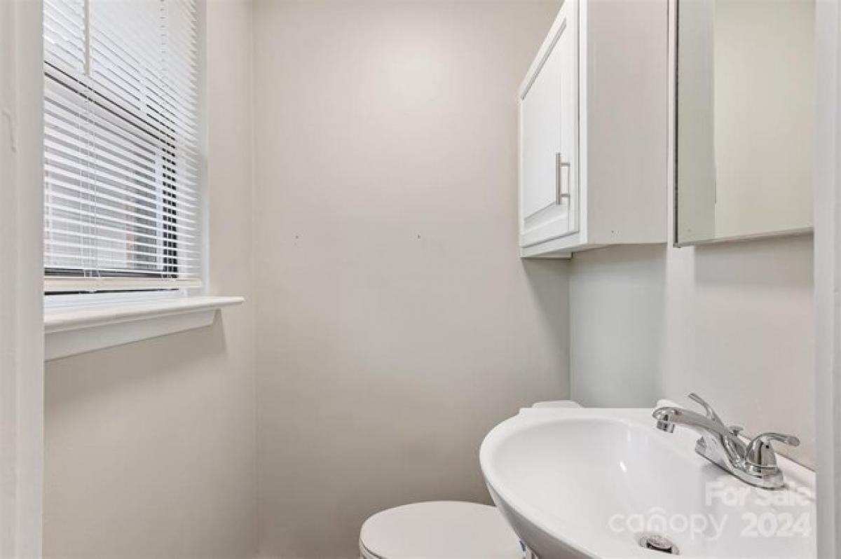 Picture of Home For Sale in Hickory, North Carolina, United States