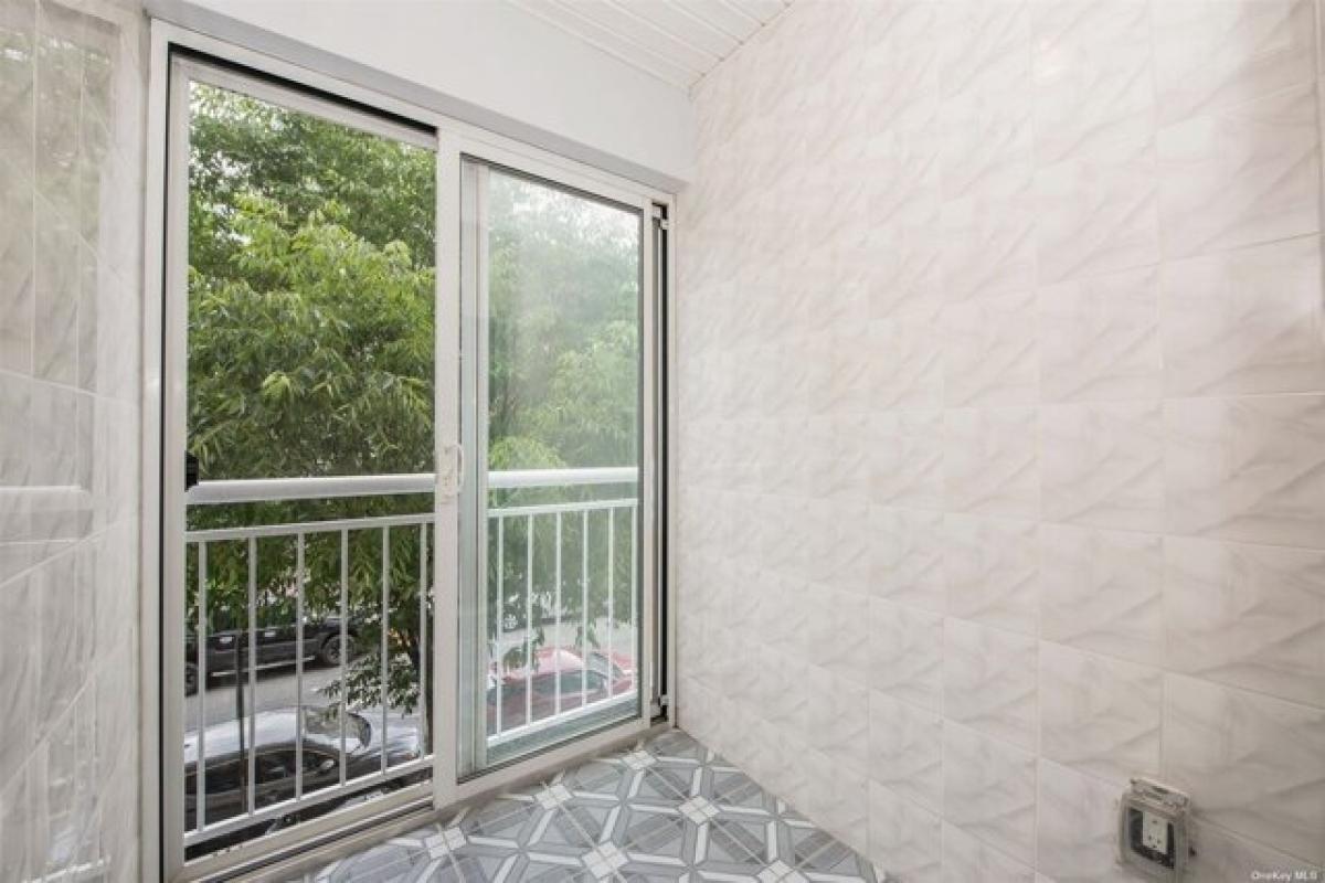 Picture of Home For Sale in Corona, New York, United States