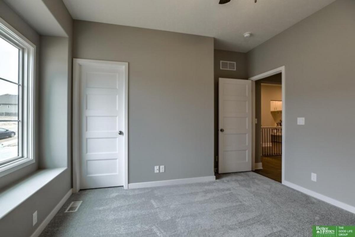 Picture of Home For Sale in Papillion, Nebraska, United States