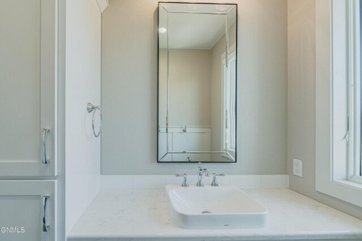 Picture of Home For Sale in Bismarck, North Dakota, United States