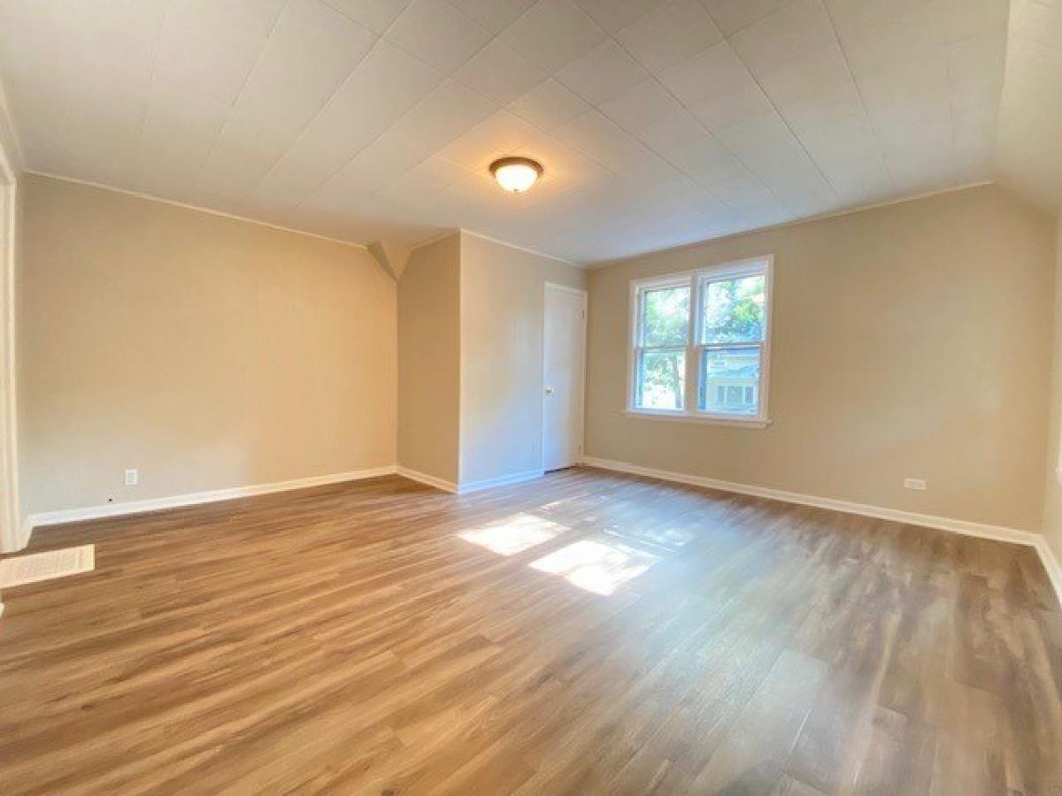 Picture of Home For Sale in Elgin, Illinois, United States