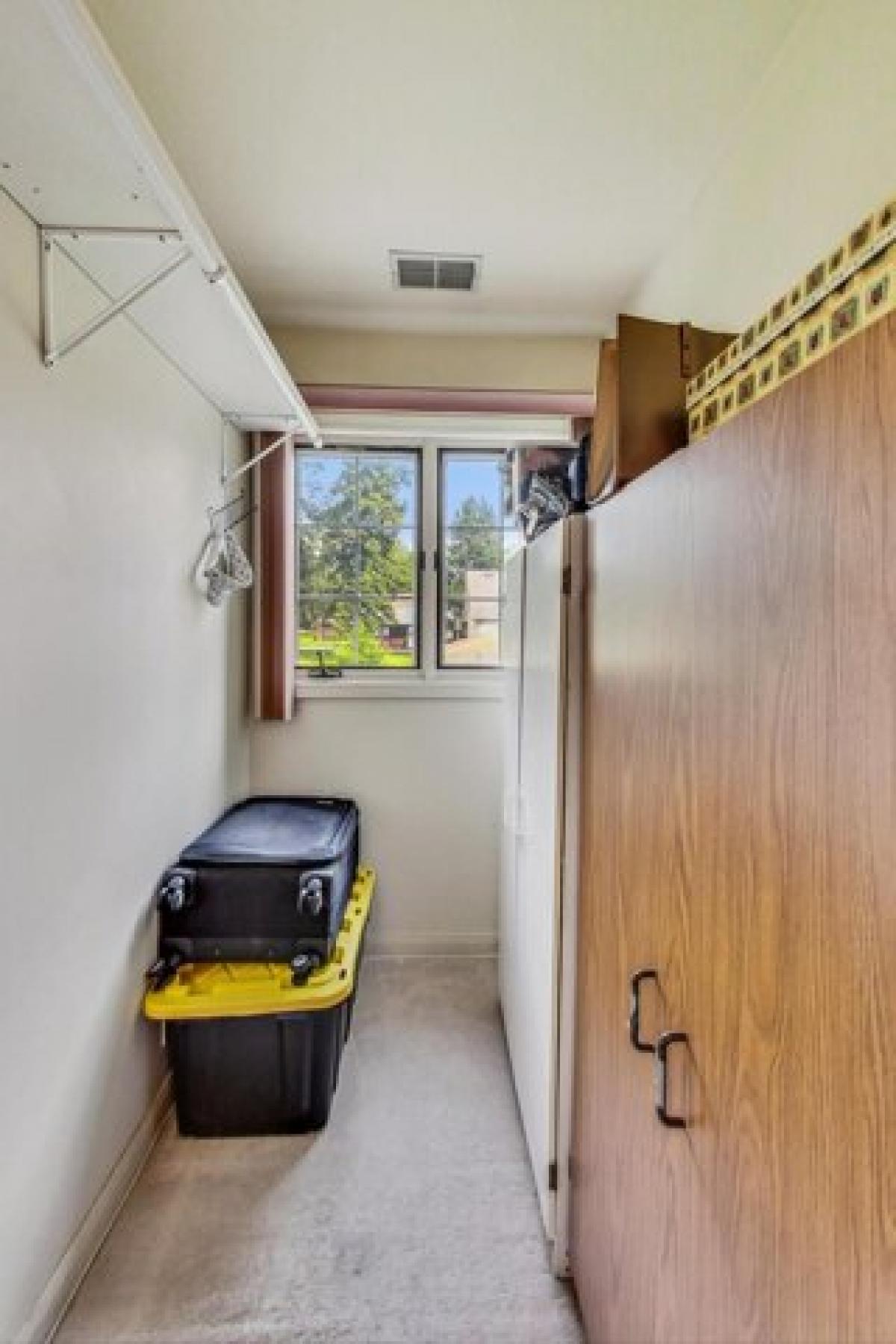 Picture of Home For Sale in Crown Point, Indiana, United States