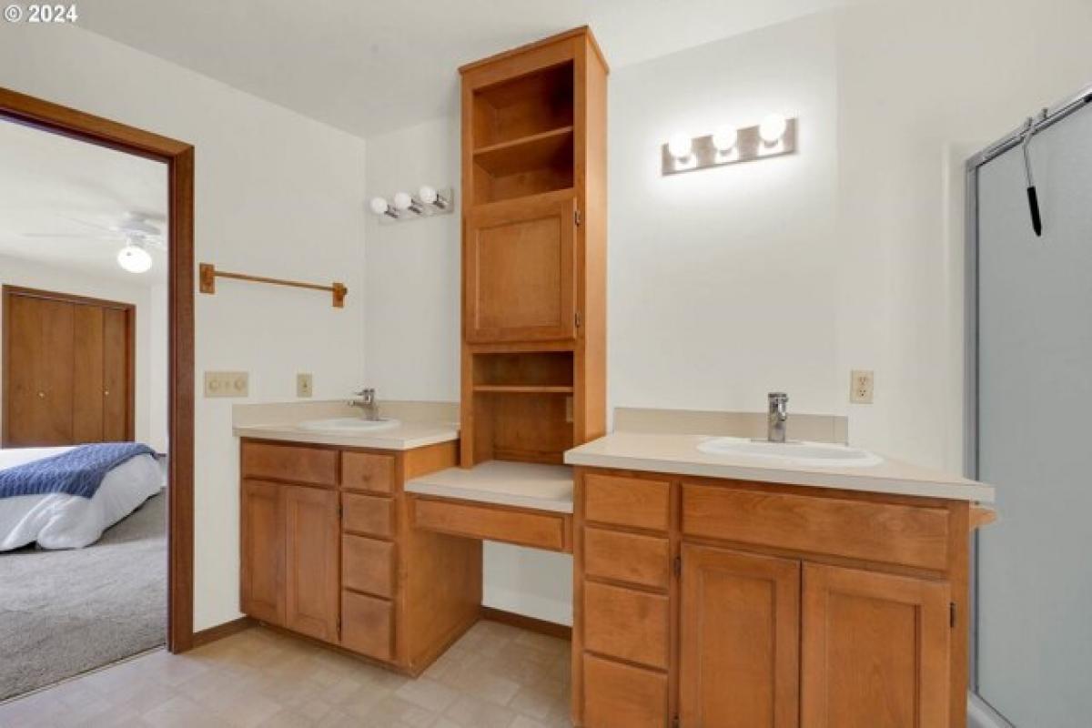 Picture of Home For Sale in Eugene, Oregon, United States