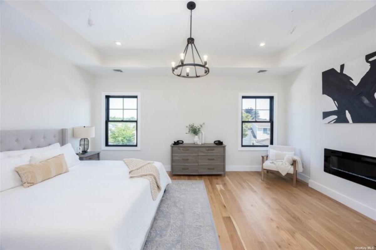 Picture of Home For Sale in Westbury, New York, United States