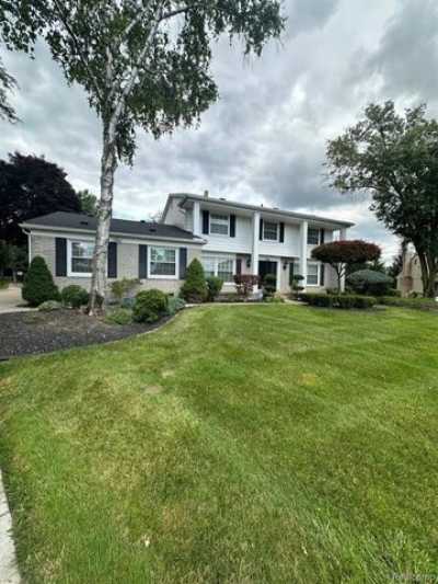 Home For Sale in Farmington Hills, Michigan