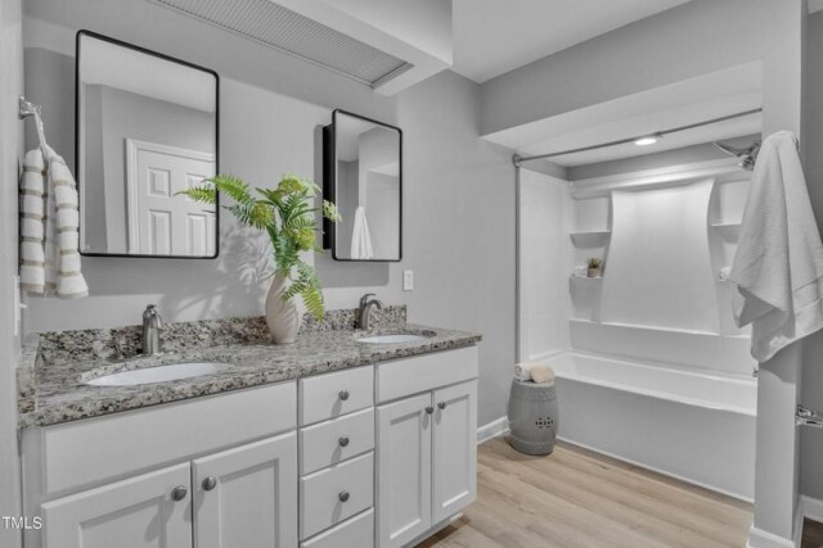 Picture of Home For Sale in Chapel Hill, North Carolina, United States